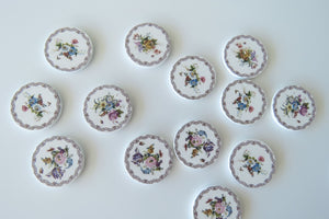 10 Flower Posy with border 25mm white wooden buttons