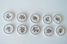 Load image into Gallery viewer, 10 Flower Posy with border 25mm white wooden buttons