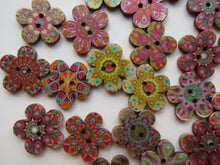 Load image into Gallery viewer, 10 Retro Print Flower Shape Wood like Buttons 20mm diameter