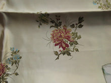 Load image into Gallery viewer, 2 pieces Chinese brocade Gold 36cm x 29.5cm Silver 40cm x 40cm