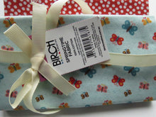 Load image into Gallery viewer, Springtime Floral Fabric Bundle of 5 Fat Quarters. Mixed prints- 100% cotton. 50 x 52cm per piece