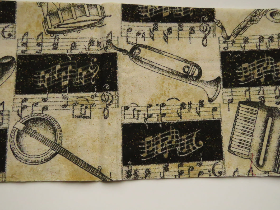 1/8th yard Approx. 56cm x 23cm Instruments and music print