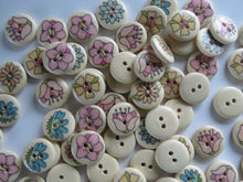 Load image into Gallery viewer, 25 Single flower mixed print cream 15mm buttons