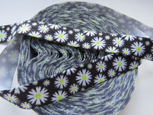 Load image into Gallery viewer, 4.6m White Daisy on black 15mm wide fold over elastic