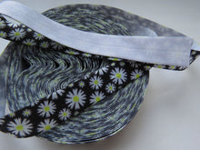 Load image into Gallery viewer, 4.6m White Daisy on black 15mm wide fold over elastic