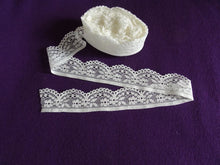 Load image into Gallery viewer, 4m White Wide Scallop Top Flower Stretch Lace 30mm