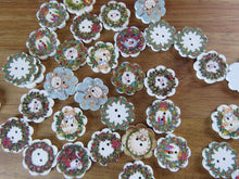 Load image into Gallery viewer, 10 Christmas Wreath Print buttons Flower shape edge 18mm