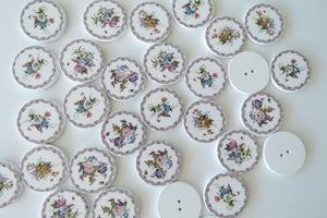10 Flower Posy with border 25mm white wooden buttons