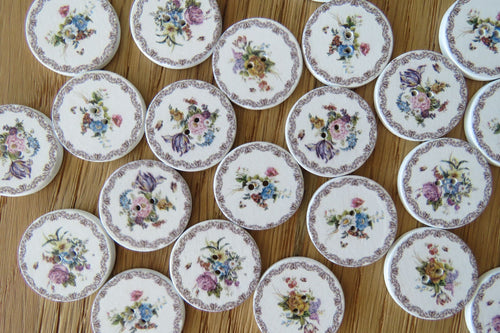 10 Flower Posy with border 25mm white wooden buttons