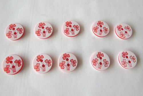 16 Triple Red Flowers on White Buttons 10mm