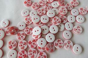 16 Triple Red Flowers on White Buttons 10mm